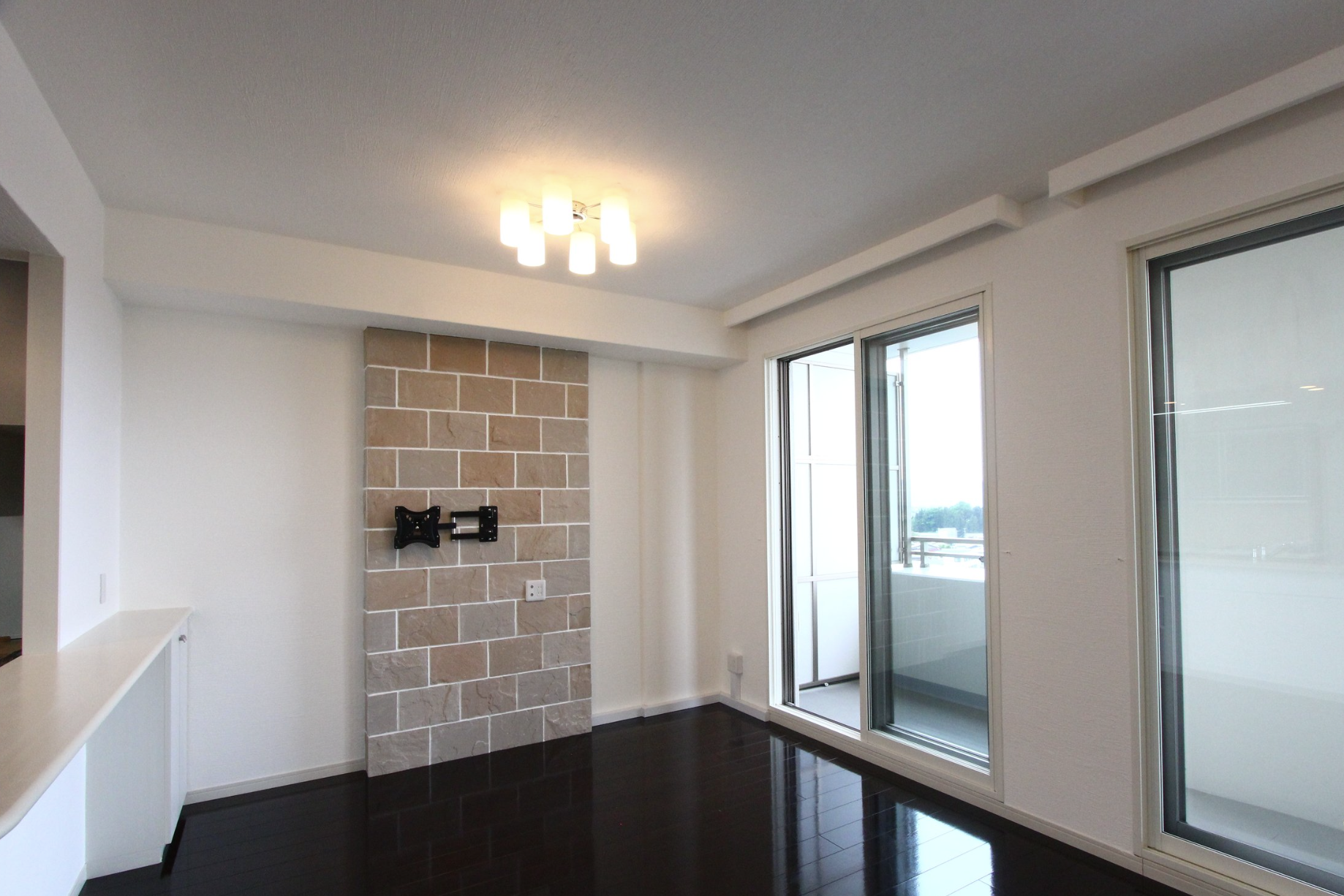 石の壁と間接照明が映える、眺めのいいマンションリノベーション 画像