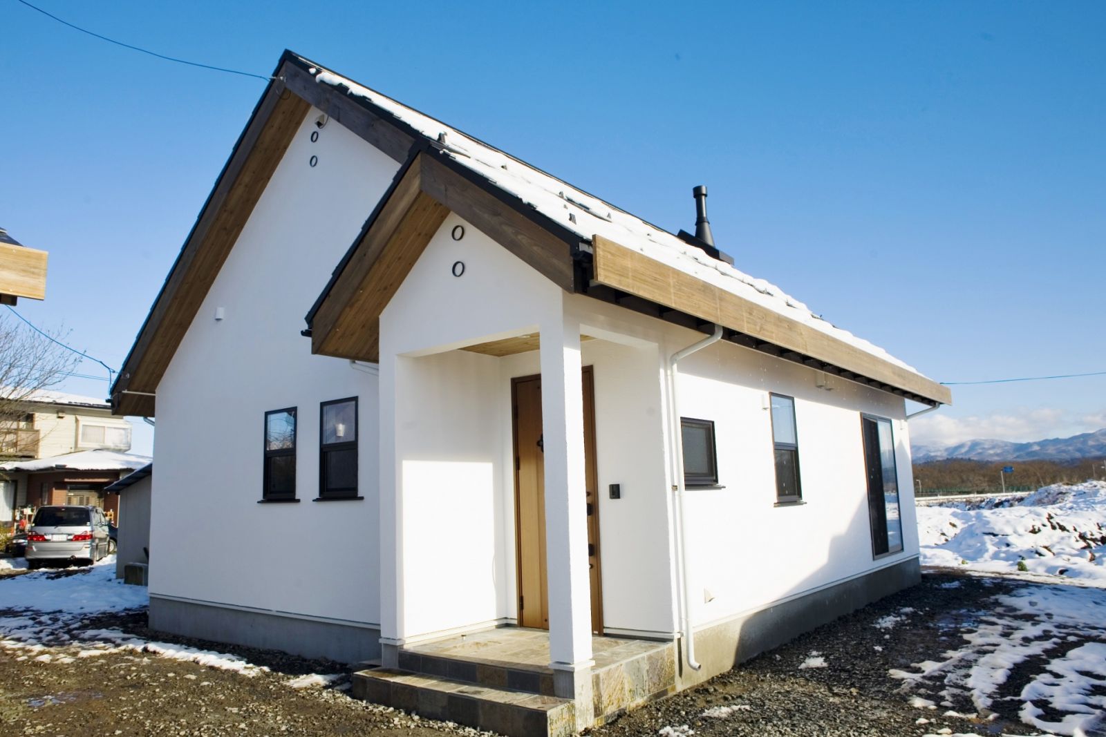 新しい二世帯住宅のかたちを実現したS様ファミリー。薪ストーブが岩手の冬もほっこり暖かく包んでくれるお住まい。