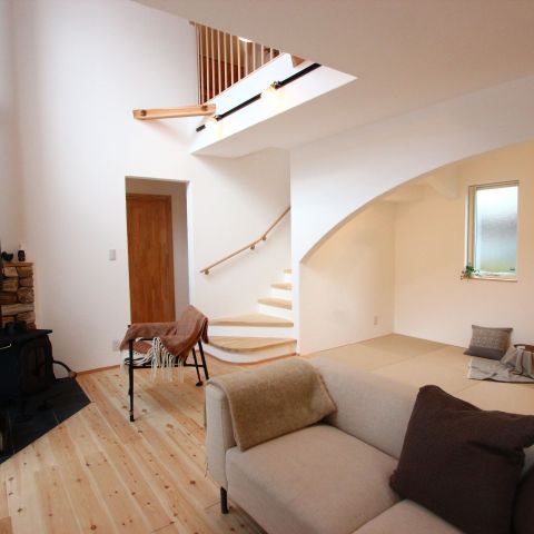 大きな屋根の下で、のびのび暮らす。薪ストーブのあるお家 アイキャッチ画像