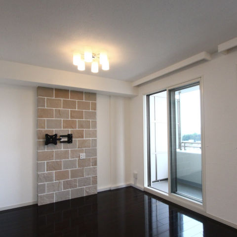 石の壁と間接照明が映える、眺めのいいマンションリノベーション アイキャッチ画像