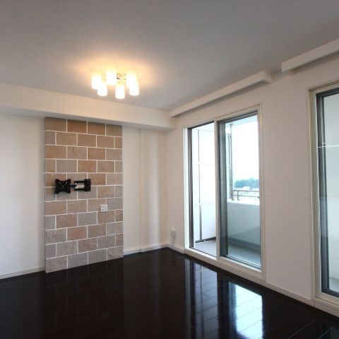 石の壁と間接照明が映える、マンション漆喰リフォーム アイキャッチ画像