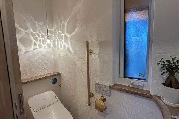 光の模様がきれいなトイレ