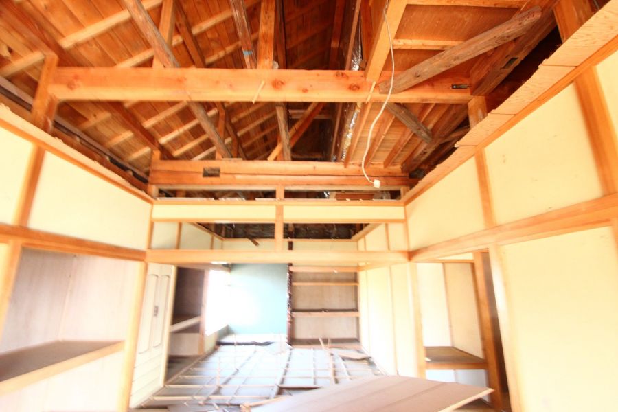 天井を剥がすと現れた小屋組（リノベーション前）