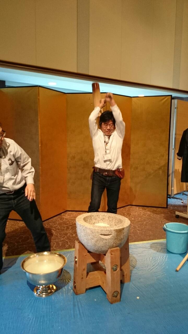 無添加住宅新年会 秋田社長もちつき 673df3475fdf19635e90503a9e7f4bca